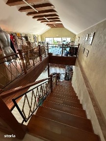Spatiu comercial+locuinta la mansarda,3 dormitoare, living,5 bai, tere