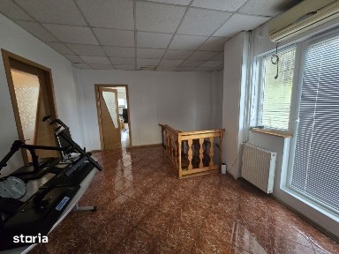 Casa individuala la curte l Eroii Revolutiei metrou