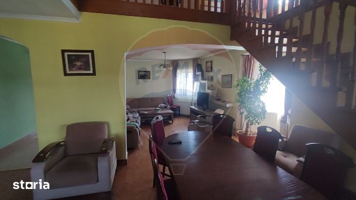 Casă cu 6 camere de vânzare, teren generos, Osorhei
