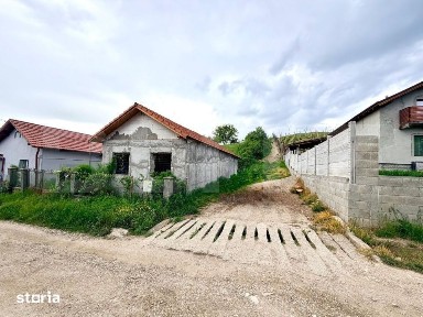 Casa la rosu de vanzare, 90 mp+ teren 650 mp, zona Aiud