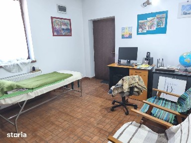 Casa centrala 200 mp cu etaj, teren 595 mp in Ernei