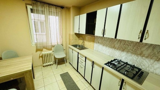 Inchiriez apartament 3 camere, decomandat, ultracentral, etaj 3/10 Bd. Magheru Oradea