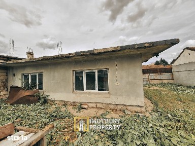 Casă la rosu cu teren generos de vânzare aproape de Intim