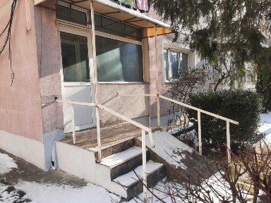 VAND APARTAMENT 2 CAMERE, IASI, ROND ZIMBRU! Fost cabinet medical, la parter cu iesire separata, cu centrala termica proprie.