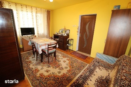 Vând apartament 3 camere în Hunedoara, zona Micro3-Profi, etaj 2.