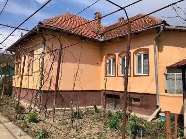 Vând casa la tara