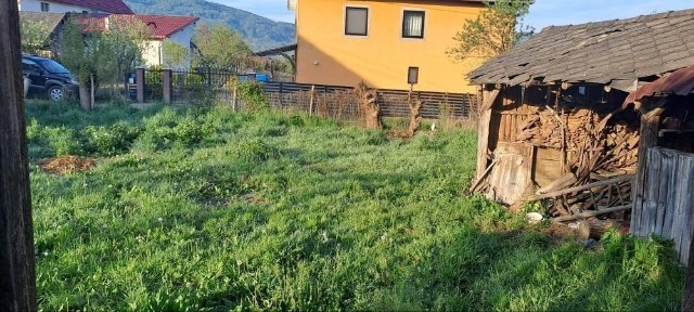 Teren generos cu casuta