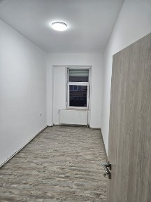 Vând apartament la casa 2 -3 camere complet renovata