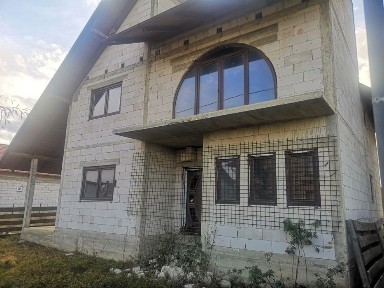 Casă la roșu 200mp in Rădăuți