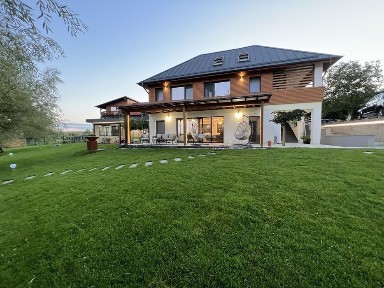 Villa cu Piscina pe Malu Lacului jud Cluj front la lac com Geaca + Teren si Livada 2450 M
