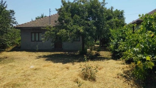 Casă bătrânească la șosea principală Ograda, Ialomița