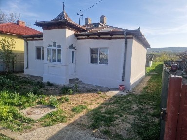 Casă si teren in orasul Hârlău