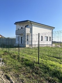Casa semifinisata 120mp utili / teren 700mp ingradit / Persoana Fizica