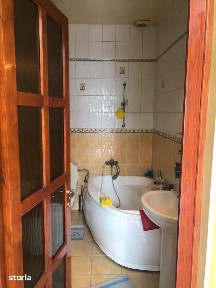 Casă spațioasă cu 8 camere, în apropiere de facilități