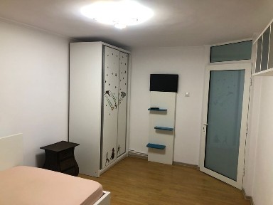 Închiriez Apartament cu 4 camere și curte