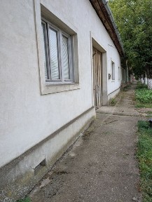 Vând casă + grădină la strada principala