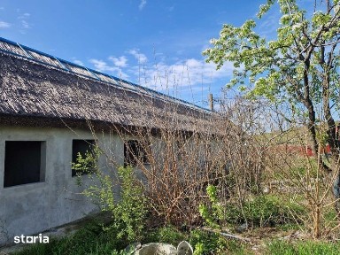 Casa pensiune la gri pe teren intravilan 2240 m2 acces auto DJ222N