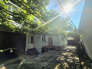 Vand/Schimb Casa zona centrala, 2 apartamente separate, garaj, curte