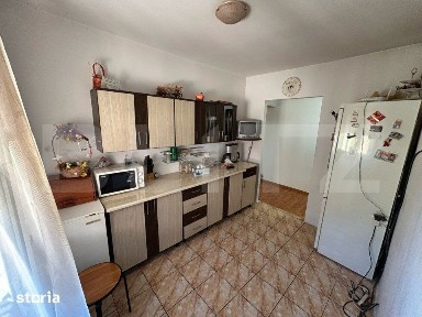 Apartament decomandat cu 3 camere,2 bai, 70 mp, zona Cetate