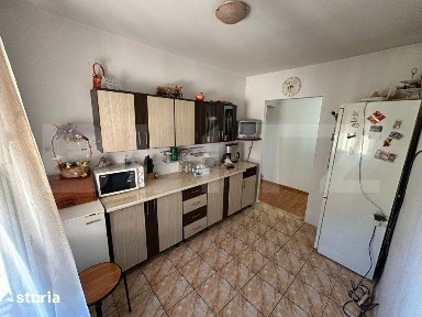 Apartament decomandat cu 3 camere,2 bai, 70 mp, zona Cetate