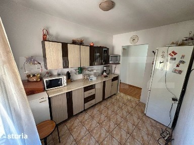 Apartament decomandat cu 3 camere,2 bai, 70 mp, zona Cetate