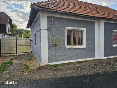 Casa de vacanta semifinisata + 1600 mp teren