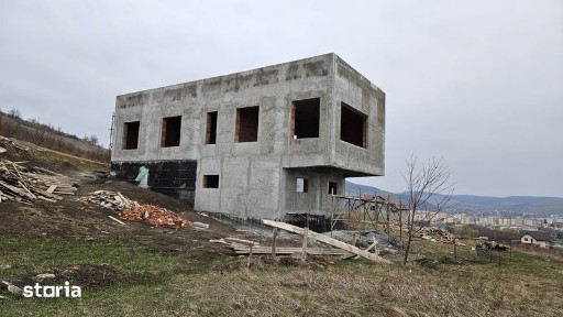 Casa la rosu de vanzare