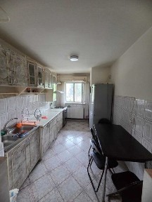 Inchiriez apartament 2 camere in bloc reabilitat,la parter,zona Lapus /Hellins