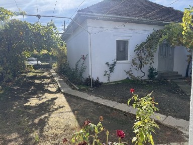 Vand doua case în aceeași curte în Dobrotești/DOLJ