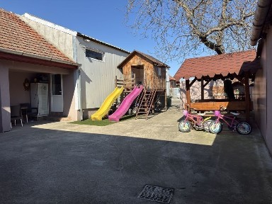 Casa de vanzare cu teren generos si hala metalica