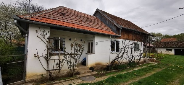 Casă de locuit cu garaj și lemnărie