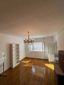 Proprietar vand casa cu garaj, singur in curte, langa metrou, fix in intersectia Piata Muncii