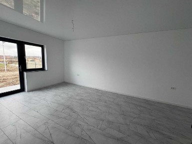 APARTAMENT IN VILA! curte si intrare privata!