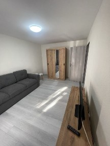 Se vinde garsonieră în Mioveni, zona Piață, situată la parter.