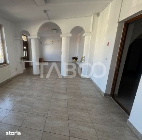 COMISION 0 - Spatiu comercial la strada cu 3 camere 73 mpu Dumbravii