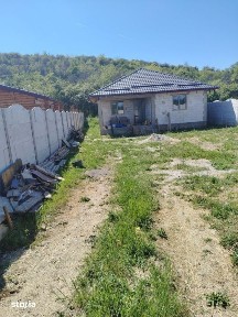 Casa parter la rosu, 355 mp teren, zona Podari