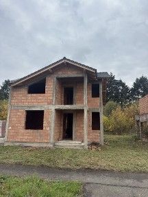 Vand casa la rosu intabulata cu teren proprietate
