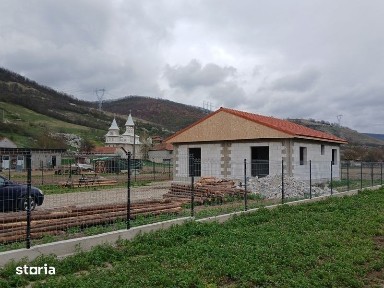 Vand casa la rosu