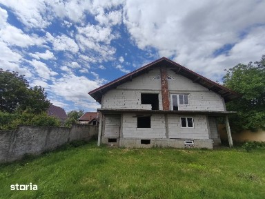 Duplex la rosu, 4400 mp teren, Siret
