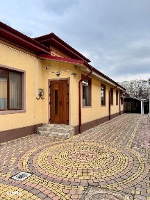 De inchiriat casa formata din 3 camere,zona ultracentrala, teren 555mp