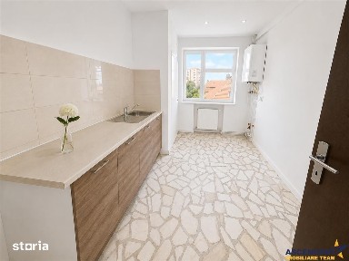 Apartament reprezentativ, 5 camere, pentru birou sau locuinta, Central