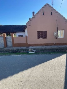 Casă bătrânească și grădină