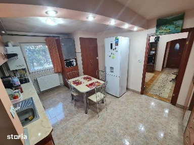 Inchiriez apartament 2 camere Modern Bou Rosu, et. 1, Centrala, Clima.