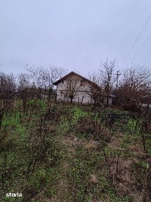 Casă singur în curte cu mansardă în zonă rurală liniștită