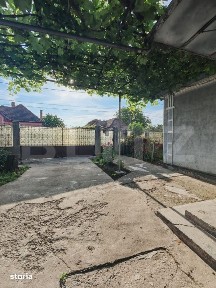 Casa batraneasca renovabila, 1.033 mp teren, zona Poiana