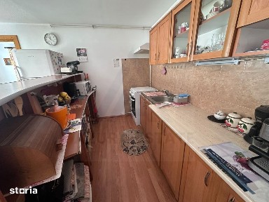 Apartament 3 camere decomandat 78 mp pivnita curte in zona Centrala