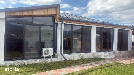 Casă cu 8 camere, garaj și curte, beci,Cristian