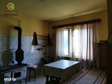 Casă cu teren mare, Acățari