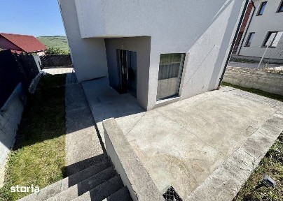 Casa finisata cu 4 camere,3 bai,teren de 500 mp, Dezmir