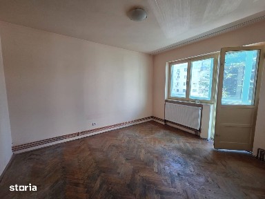 Vand apartament 2 camere,etajul2,zona Podgoria